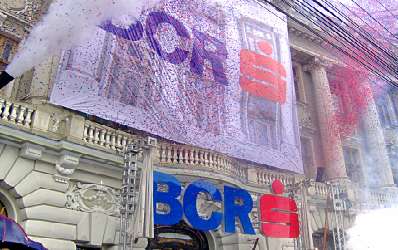 Big Bang in rosu si albastru la BCR